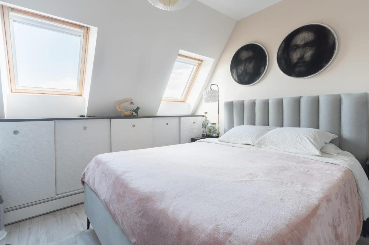 Bright And Homely 1 Bedroom Rooftop Apartment In The Marais In パリ エクステリア 写真